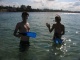 Initiation des amis au snorkeling. Les gars ont la chance de voi…