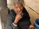 Cette vieille grand-mère enroulée dans son sarong …