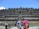Il est suggéré de visiter Borobudur en faisant le …