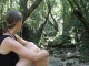 Le rivière est située dans une forêt tropica…
