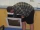 Steve qui fait sécher son linge dans le four. Il nous en …