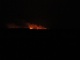 La nuit tombée, on dirait que le feu est tout près…