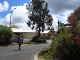 Une rue typique de Margs. Martin transporte le surf gentillement…
