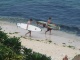 Les garçons vont s'essayer pour le surf.