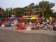 Restaurant très coloré sur la plage, bondé …