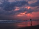 La nuit tombe, la plage devient très calme, un homme en p…