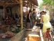 Arrêt au marché pour s'acheter un petit lunch compo…