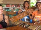Les jeunes filles fabriquent des bracelets qu'elles savent tr&eg…