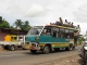 Transport local typique, avec plein de monde sur le toit. &Ccedi…