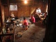 La cuisine / salle à manger sur sol de terre, où l…