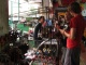 Martin, en pleine négociation au marché lors de l'…