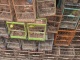 Moins cute, des cages et des cages empilées, et souvent p…