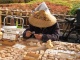Artisan sur le bord de la route aux côtés de stands…