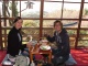 On profite de la vue dans ce charmant restaurant en buvant une b…