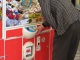 Un vieil homme qui joue pour une peluche!