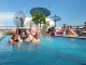 ... et dans la piscine sur le toit de notre hôtel. Il fait…